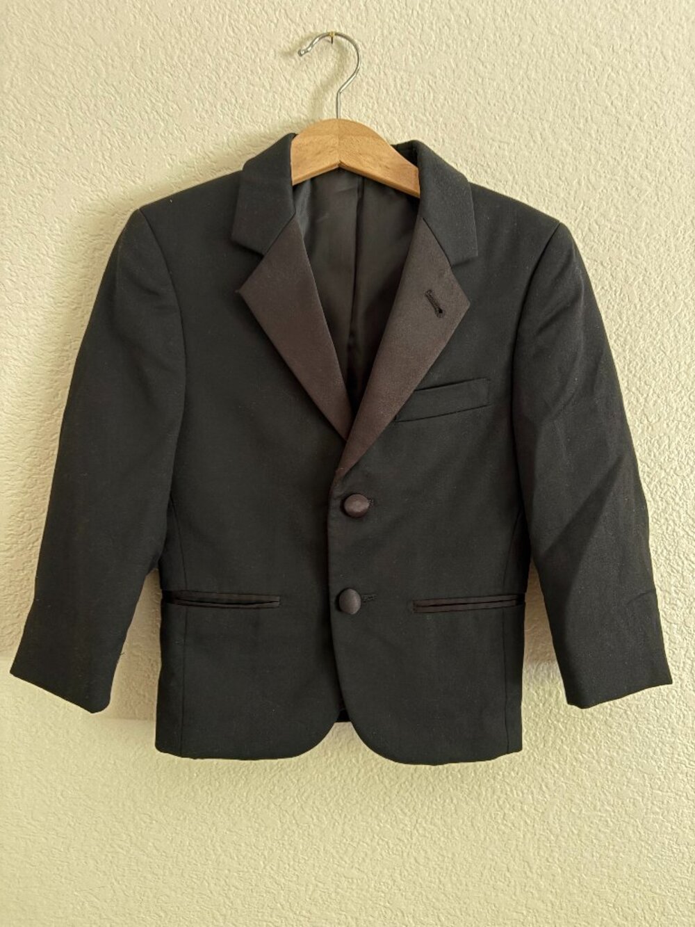 Joseph Abboud black blazer with satin lapel (4T)